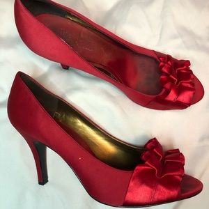 Comfy red heels with detail